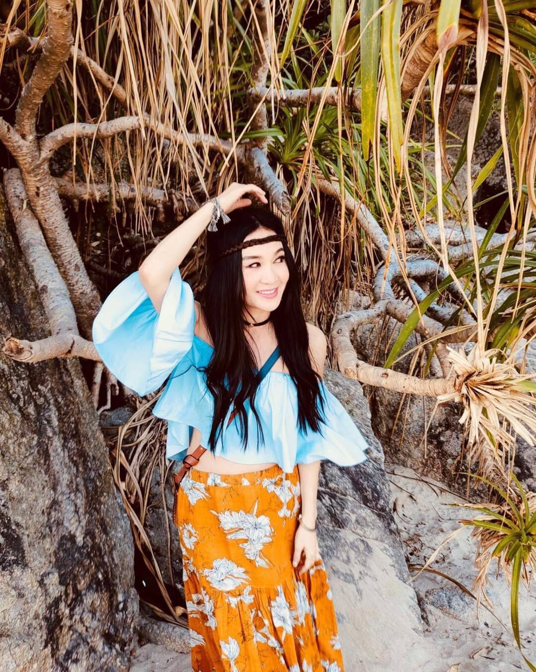 设计|温碧霞越老越时髦，穿粉色T恤不算啥，还学小姑娘玩“下衣失踪”