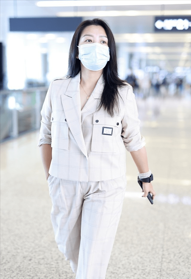 套装|何洁这次穿对了，白色格纹西服套装知性干练，显瘦又有气场