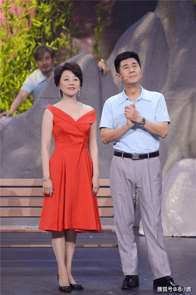 模板|“张瑜”真是中老年穿搭模板，穿西装配一条丝巾，气质高级又优雅
