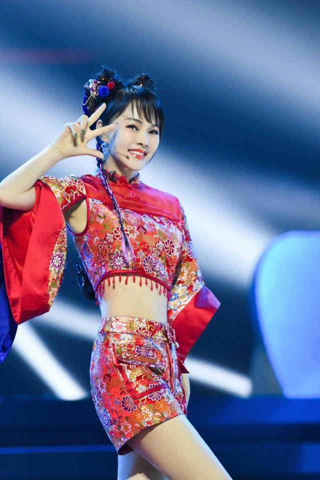 设计|伊能静的“少女感”太强，西装配半身裙简约利落，甜美温柔真有范