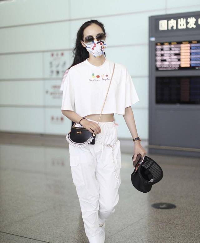 女孩子|韩雪把露脐上衣穿出高级感，配工装裤看不出赘肉，气质太飒了