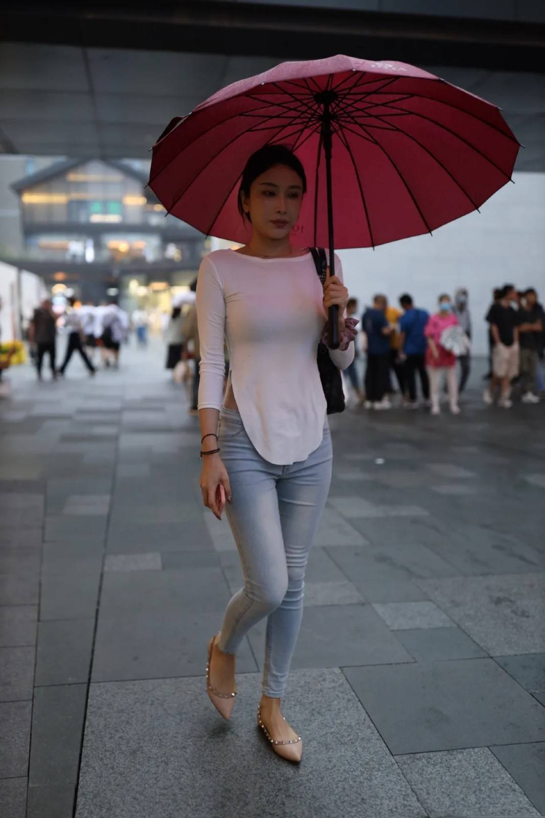 长袖|圆领T恤常见又经典，选择别致的款式，休闲随性又有气质