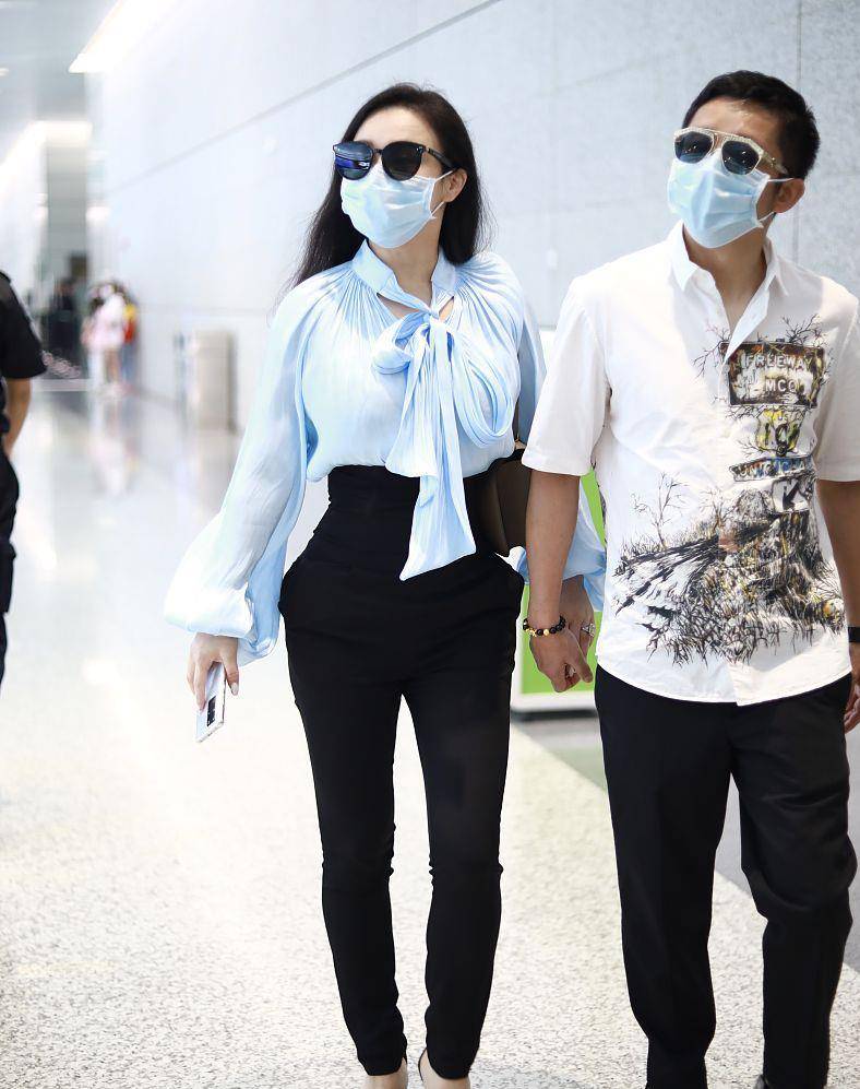 冉莹颖|冉莹颖身材像P的，“葫芦”曲线凹凸明显，肉感十足也不显壮