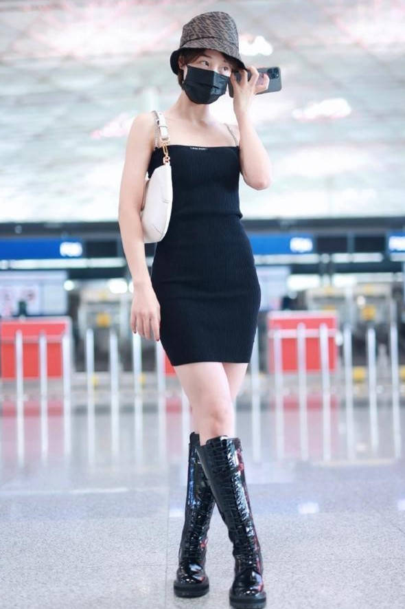 配饰|蓝盈莹机场摆拍真刻意，穿紧身吊带裙腰臀比惊艳，配长靴不怕热吗！