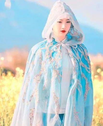 国货|“新晋带货女王”景甜,16集换装秀造型把国货穿出“高攀不起”的气质