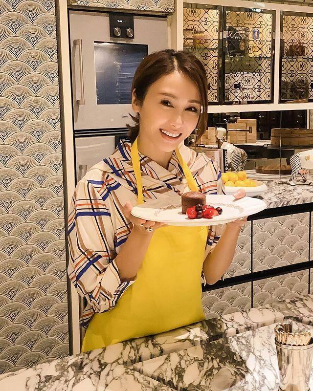 黎姿|49岁黎姿和林保怡自拍，两人笑容灿烂，黎姿依旧甜美有少女感