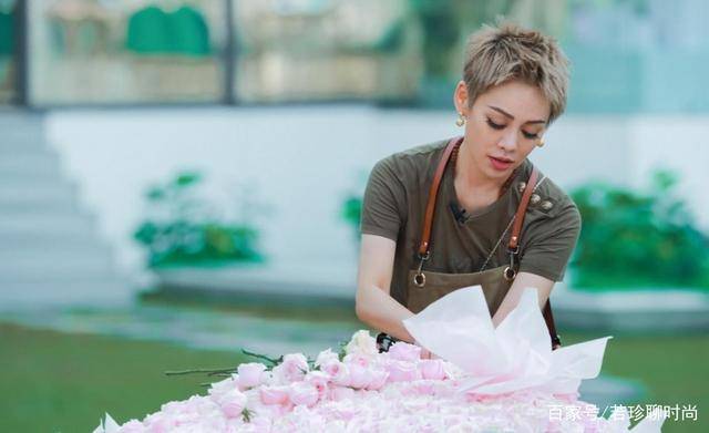 小姑娘|快50岁的宁静可真开放，超短头发配“叶子袜”，小姑娘都没她时髦