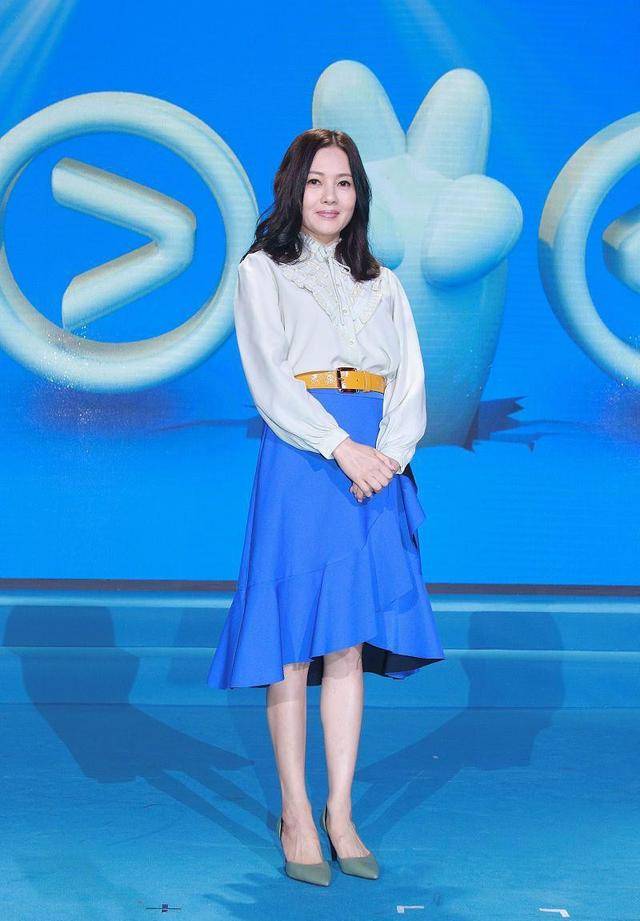 整体|60后李丽珍穿搭完全不输90后，白衬衣配长裙，落落大方温婉动人