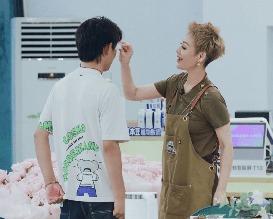 宁静|能把丁真、黄晓明吸引的穿搭，宁静做到了，三角边短裤配丝袜真飒