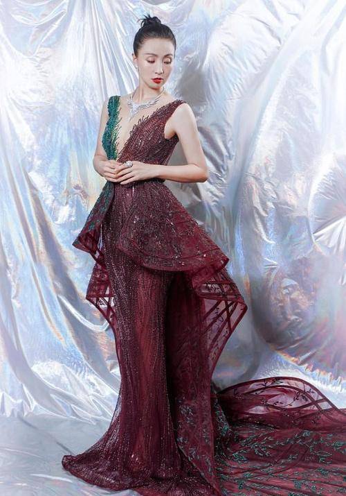 整体|陶虹贵妇气质开挂，奔五的年纪这样穿“太客气”，拼色搭配太唯美