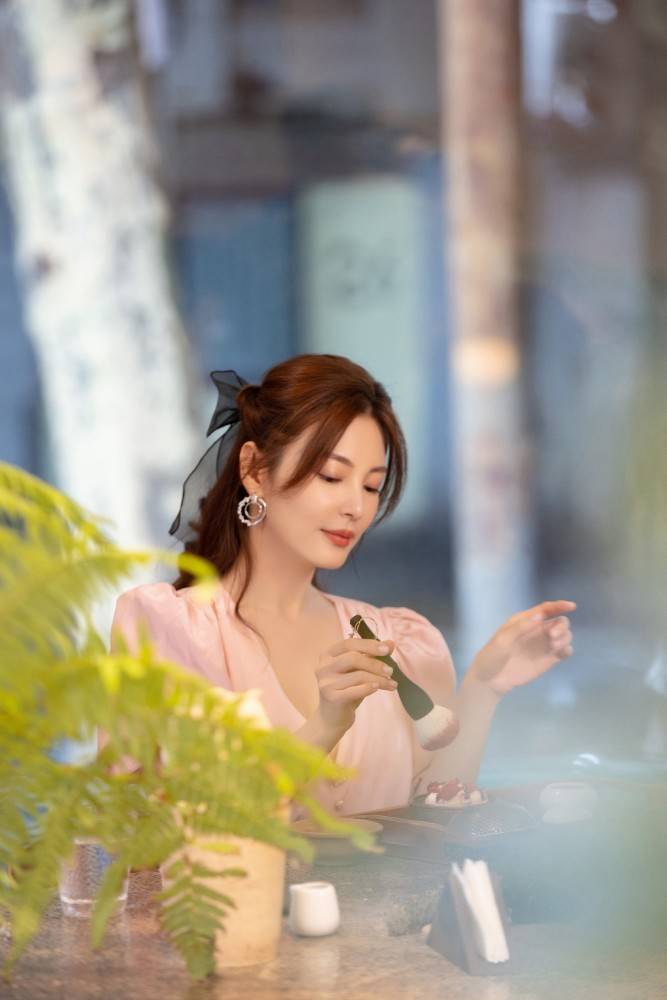 黑色|原来张雨绮也能变“柔美”，34岁穿粉裙温婉清新，越看越有贵气范