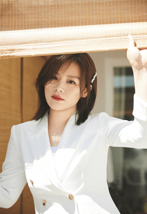 设计|马思纯穿黑白色真有“氛围感”，风衣西装都有味道，成熟美真高级