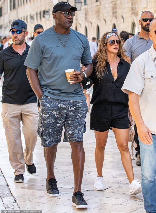 瓦妮莎|58岁乔丹夫妇度假太养眼！依然像小伙子，42岁娇妻穿一身黑好显嫩