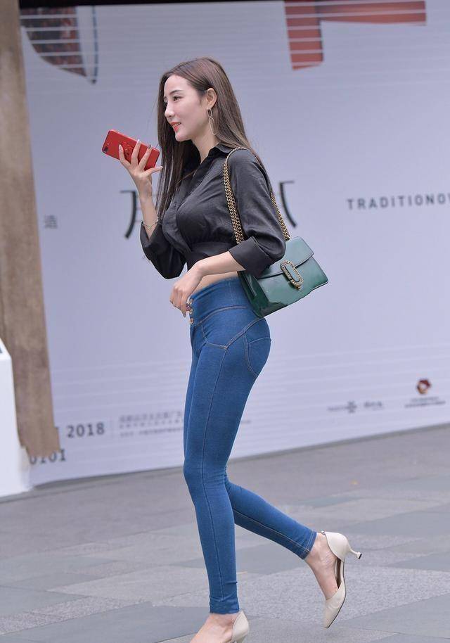个性|别致的黑色露脐衬衫上衣搭配牛仔打底裤，个性随意