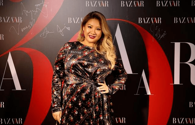 整体|180斤的郑欣宜美得惊艳！穿印花连衣裙配长卷发，简直是大码超模