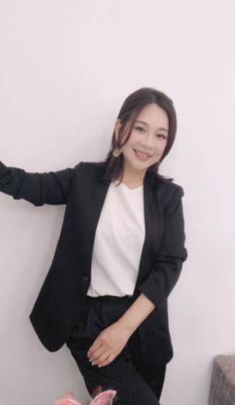 一身|陈松伶年过50时髦范十足，穿印花T恤配下衣失踪，少女感满满