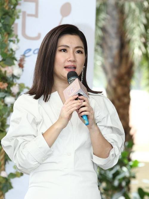 任家萱|Selina罕见携妈站台，妈妈穿郭晶晶同款99块飞跃，高调支持国货！