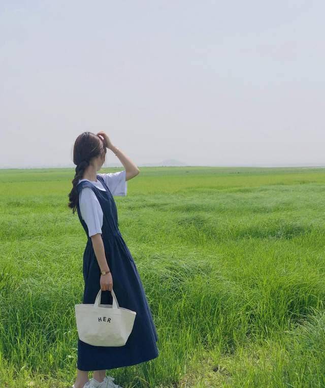 整体|秋天裙装怎么穿好看?短袖上衣配半身裙简约高级,提升气质又显白