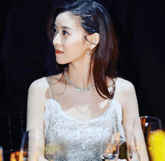 手机|章泽天罕见陪丈夫豪门应酬，居家打扮只顾看手机，似爸爸带着女儿？