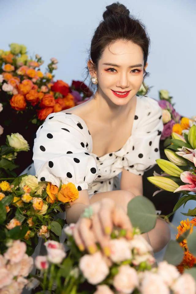 戚薇|戚薇不愧是“浓颜系”女神，猫眼妆魅惑深邃，丸子头造型又甜又A