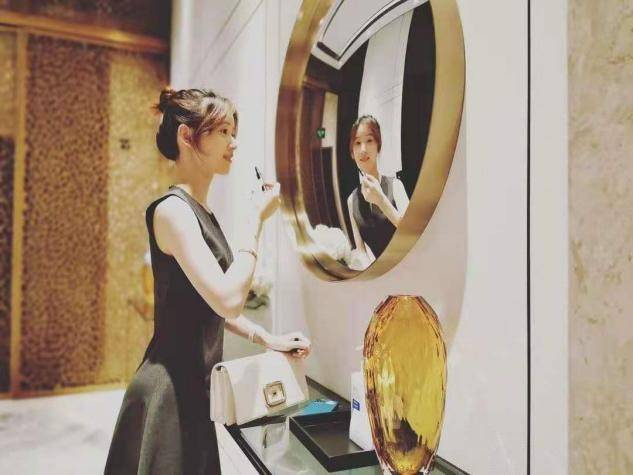 章泽|章泽天健身有成效,晒侧颜照大秀挺拔曲线,天鹅颈更是媲美刘诗诗