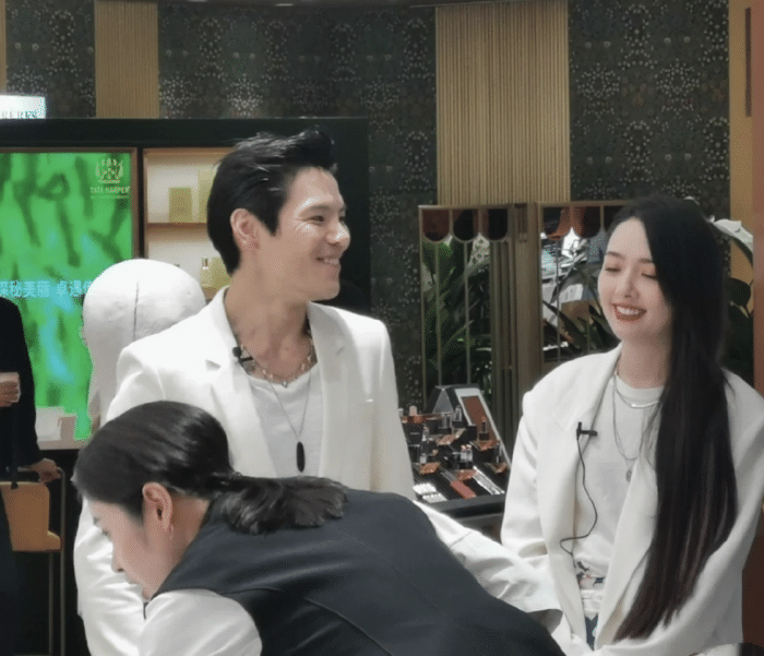 向佐|向太一家被偶遇，郭碧婷身材纤细，女儿侧颜像洋娃娃难挡高颜值