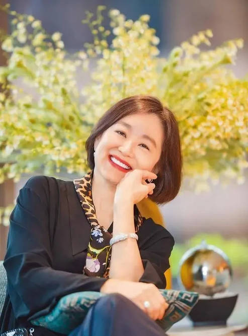 谢贤|林青霞罕见现身圈内聚会,瘦22斤容光焕发,谢贤73岁原配美貌抢镜?