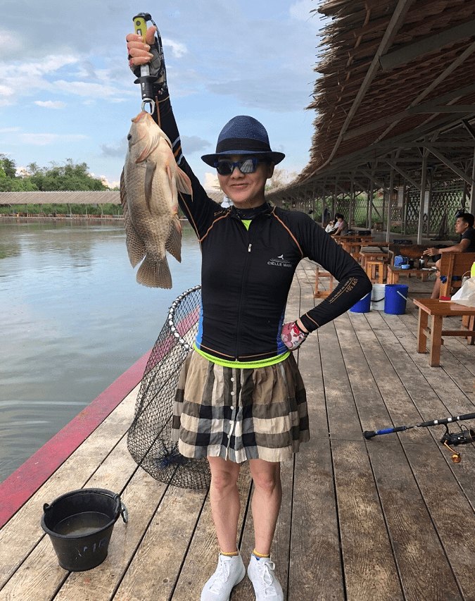 迷你裙|大李琳真没把年龄放心上，穿紧身衣配迷你裙，虽然有点刻意但耐看