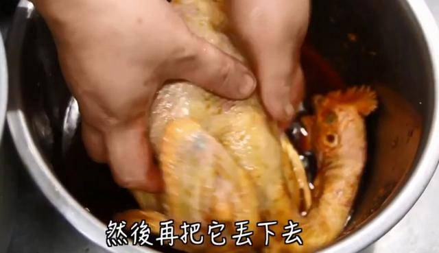 因为|把1整只鸡扔电饭锅内，不放油不放水，出锅比烧鸡还好吃，太香了