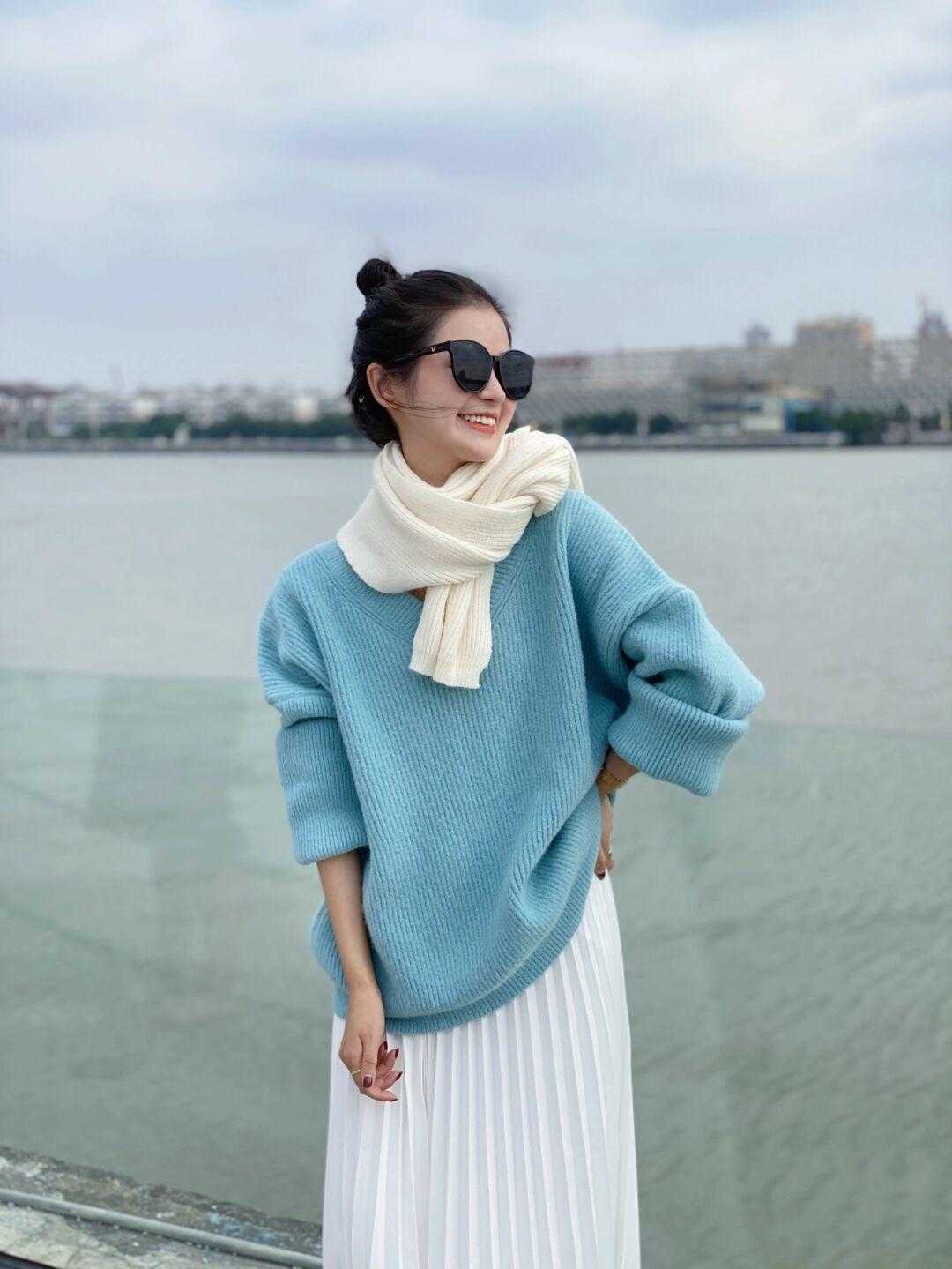 毛衣|25、35岁的女性穿衣不要太花哨，建议几个基础款，提高气质与颜值