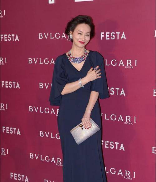 样式|惠英红美得不张扬，穿低调色礼服气质温婉，戴“大片”项链更吸睛