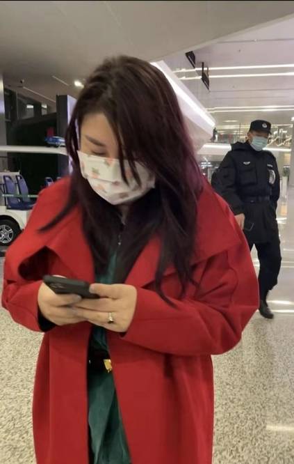 杨天真|杨天真现身机场，一身红配绿难掩大肚子像孕妈，头发凌乱很豪放！