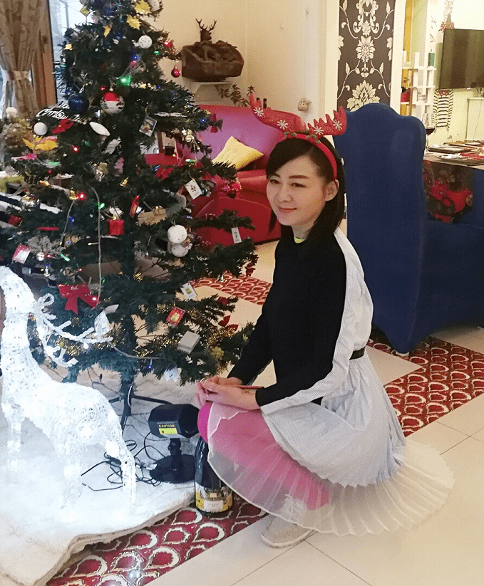 迷你裙|大李琳真没把年龄放心上，穿紧身衣配迷你裙，虽然有点刻意但耐看