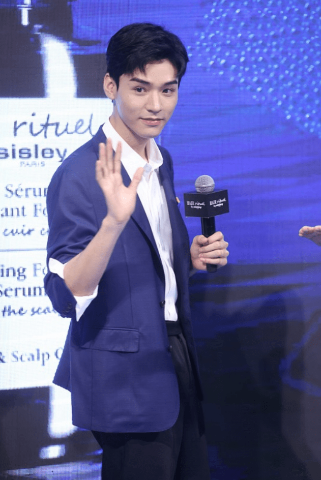 高让|龚俊真拥有一张好皮囊,穿西装侧颜太迷人,身材又瘦又高让人心动