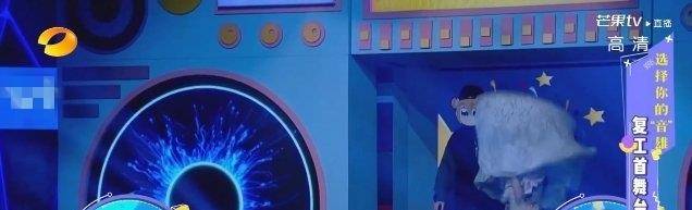 杜海涛|鞠婧祎快乐大本营蒙面出场，下台阶差点摔倒，杜海涛谢娜目瞪口呆