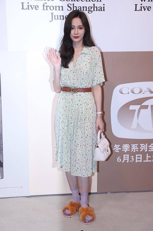 头发|沈梦辰改变风格走淑女风，身着雪纺小碎花长裙，头发微卷温柔知性