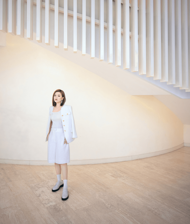 设计|马思纯穿黑白色真有“氛围感”，风衣西装都有味道，成熟美真高级