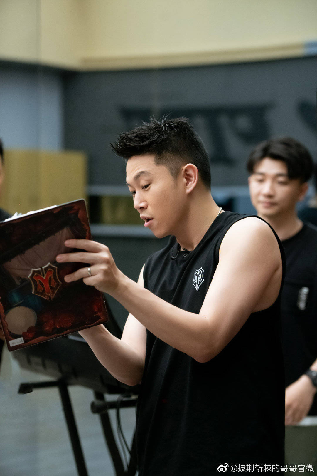 亚裔|为亚裔发声,用Freestyle回怼川普,这样的欧阳靖才是“平凡偶像”!