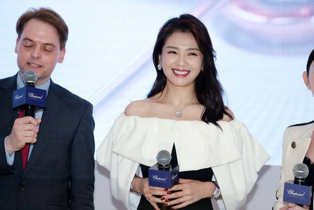 黑色|《披荆斩棘的哥哥》新主持人刘涛气场全开，开叉长裤抢镜，有韵味