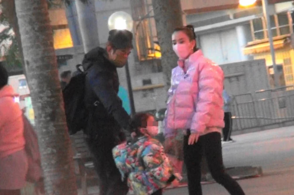 身材|郭富城一家五口逛街，俩女儿不怕露正脸，小他4岁的岳母穿貂贵气？
