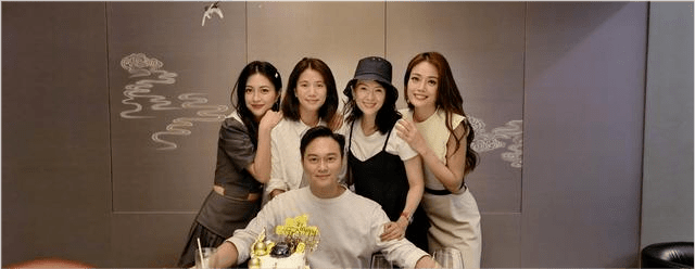 卫衣|张智霖过50岁真有福气！众女神包围惹人羡，他穿卫衣少年感大爆棚