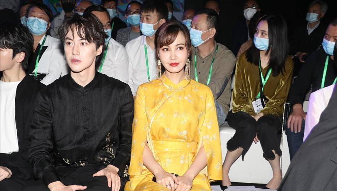 严重|杨雪出山现身时装周,生图曝光卡粉严重,脸颊肿胀与精修差别太大?