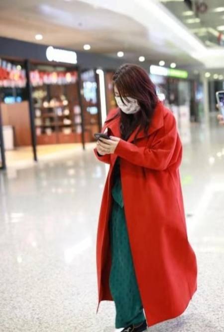 杨天真|杨天真现身机场,一身红配绿难掩大肚子像孕妈,头发凌乱很豪放!