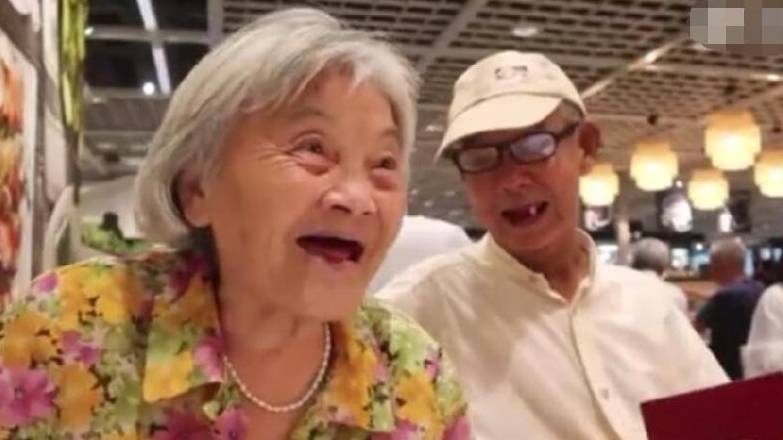 老夫妇结婚59年 从不做饭也不吵架 他们婚姻秘诀在于 让步 爱情