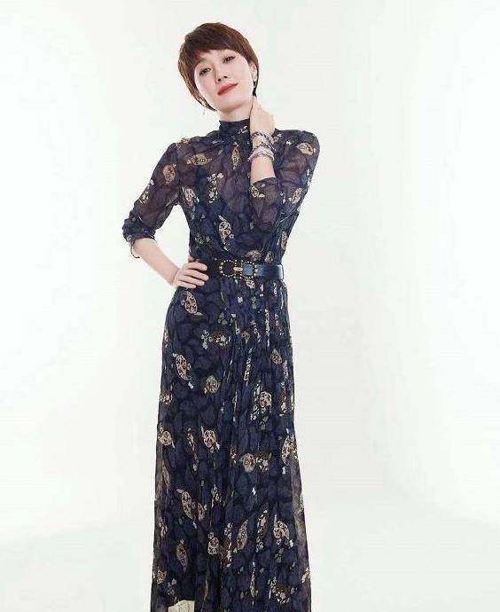 色彩|章小蕙骨子里的“贵族”气质，穿印花连衣裙优雅贵气，美翻了