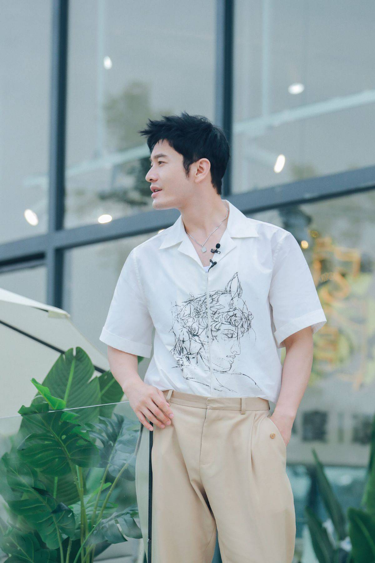 身材|44岁黄晓明不再“油腻”，运动裤造型青春潮流，这简直是搭配模板