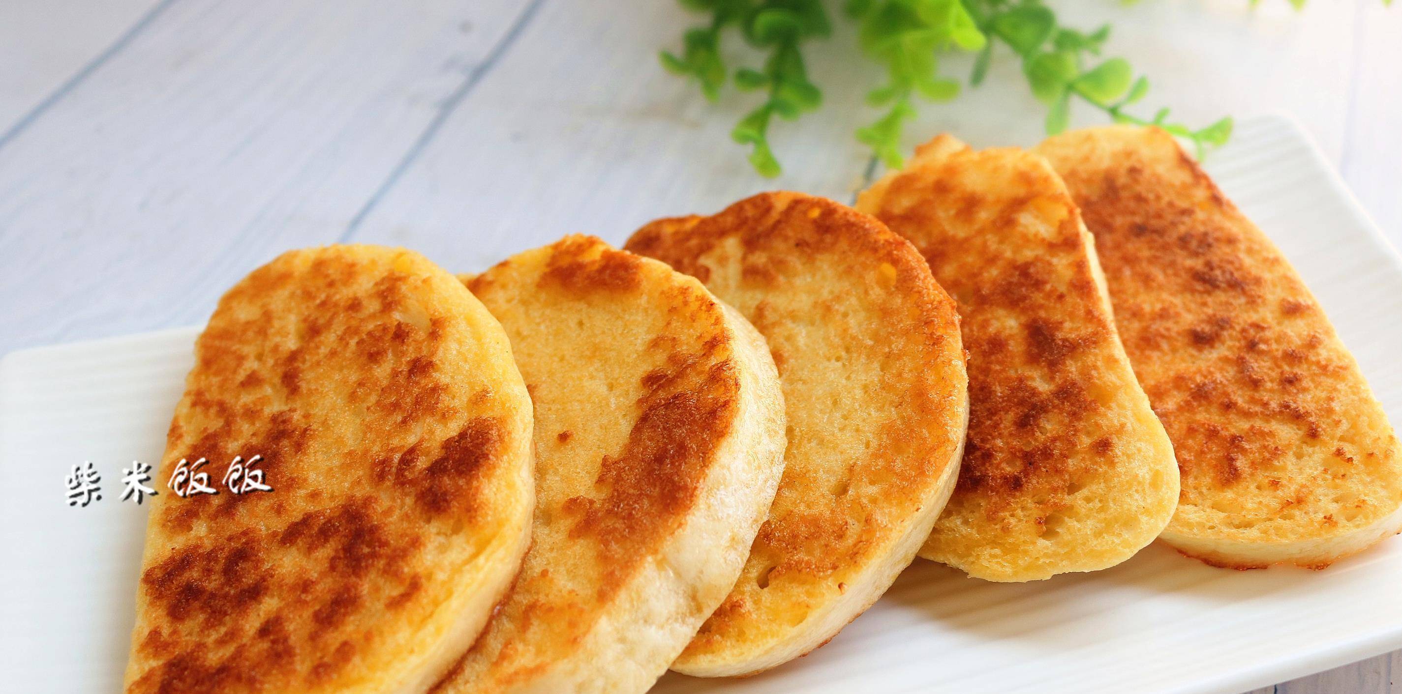 而且加入鸡蛋液煎过的馒头 , 外皮脆 , 内里软 , 大人小孩都喜欢