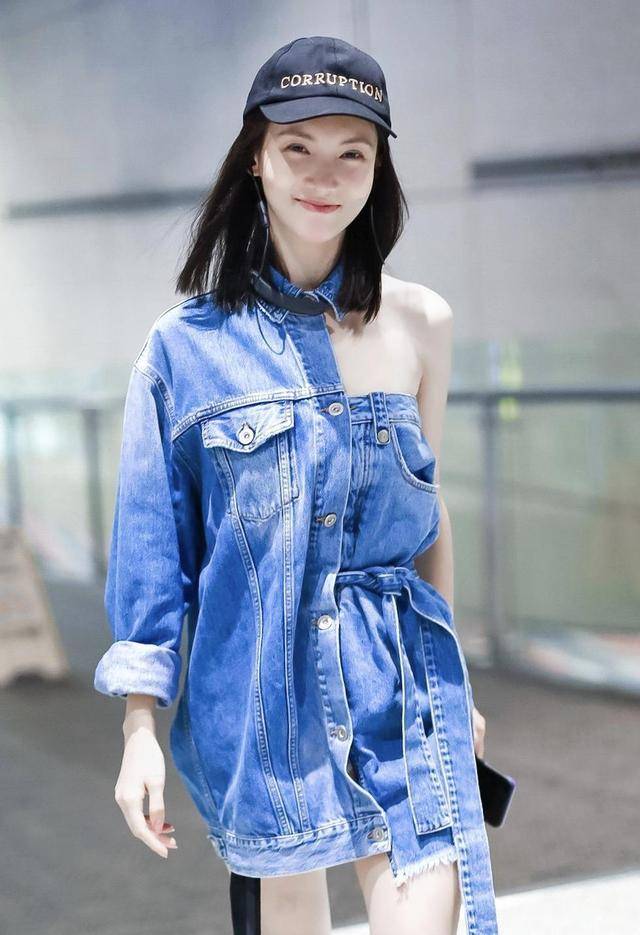 个性|金晨真是越来越会穿了,简单牛仔连衣裙穿出满屏时尚感,美得高调
