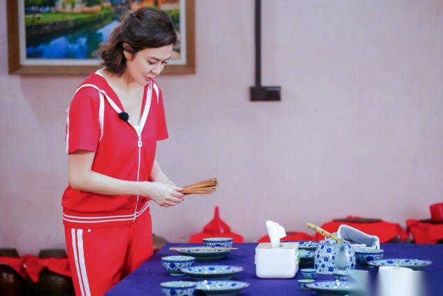 一身|关之琳真的太会穿,一身红色运动套装活力十足,哪有中年人的样子