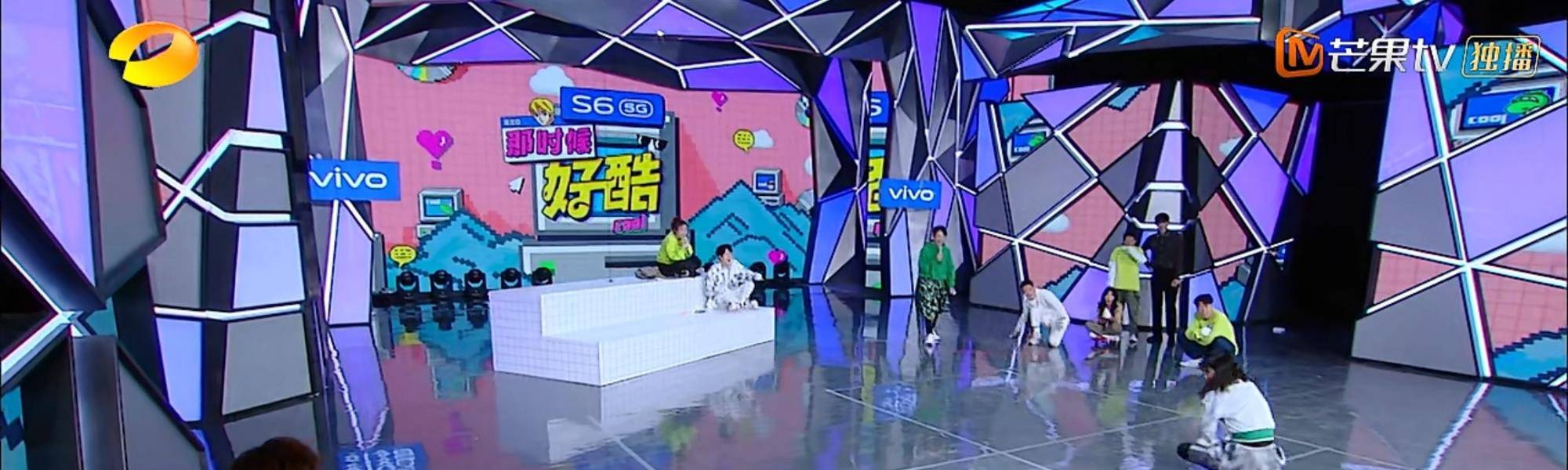 什么|谢娜不小心要摔出舞台时，谁注意到张新成在身后做了什么？